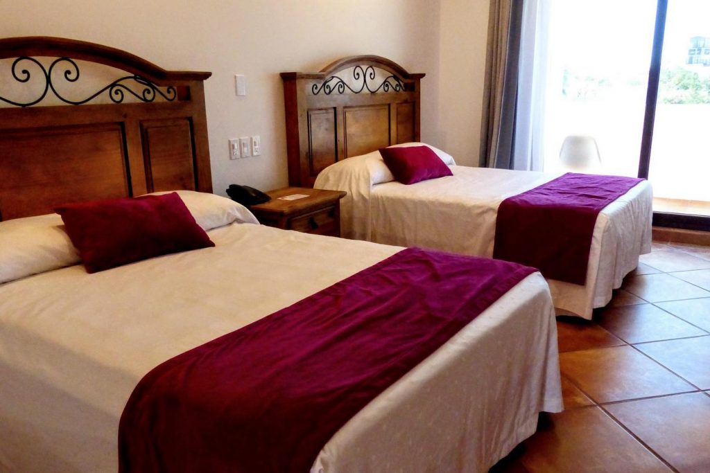 Hospedaje, Habitación doble con balcón, Hotel Hacienda Bugambilias, La Paz, B.C.S.